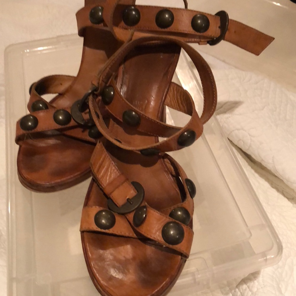 Leather sandals with studs